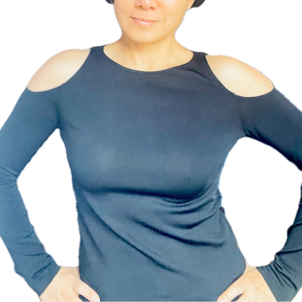 $$358.00 Wolford high stretch cold shoulder rubbed long sleeved black top sz Med